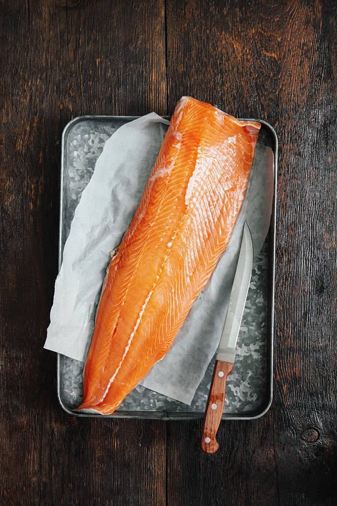 Can raw salmon be eaten